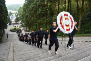 賡續(xù)井岡山精神，向革命烈士敬獻(xiàn)花圈